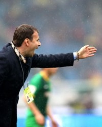  尼斯主帅赛后炮轰裁判，争议判罚引发舆论风波  