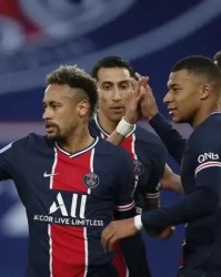  布雷斯特vs巴黎冲突不断，下半场多次中断比赛  