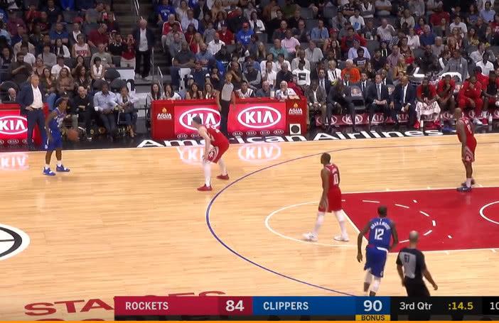  斯图加特主场不敌强敌，防线失误葬送好局