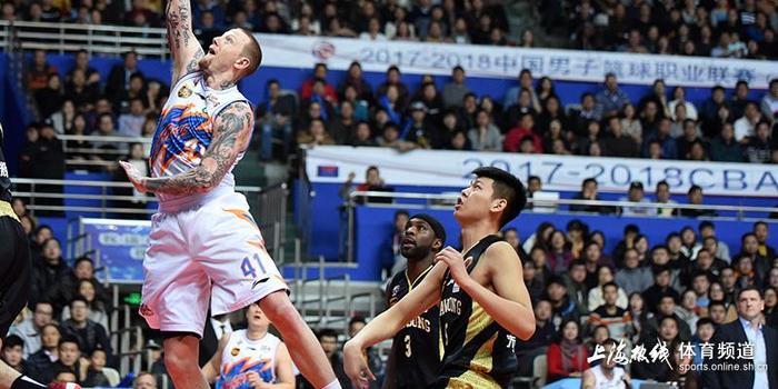  门兴格拉德巴赫主场力克斯图加特止连败