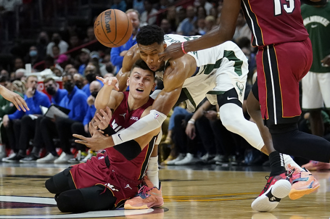  霍勒迪攻防一体雄鹿轻取篮网扩大东部领先优势  